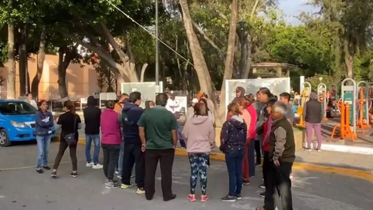 Vecinos de la junta auxiliar de San Lorenzo Teotipilco bloquearon el acceso de la calle Lázaro Cárdenas